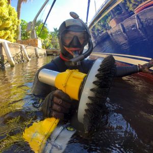 Botton-boat-cleaning